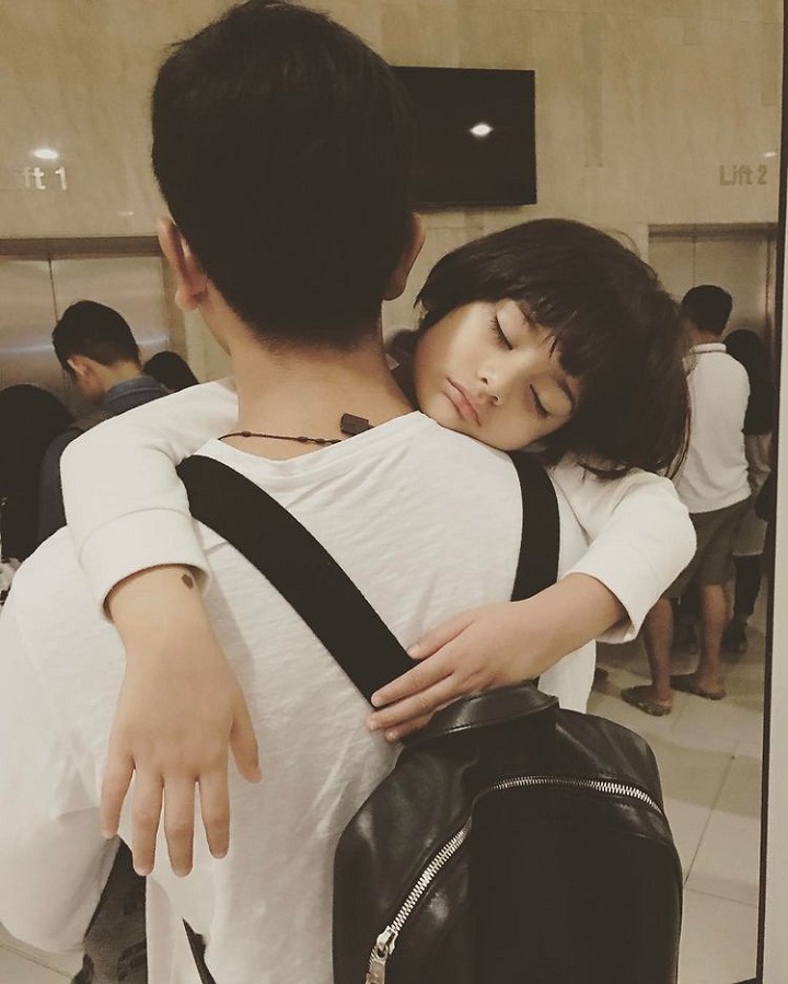 Ketiduran manja di pundak sang ayah
