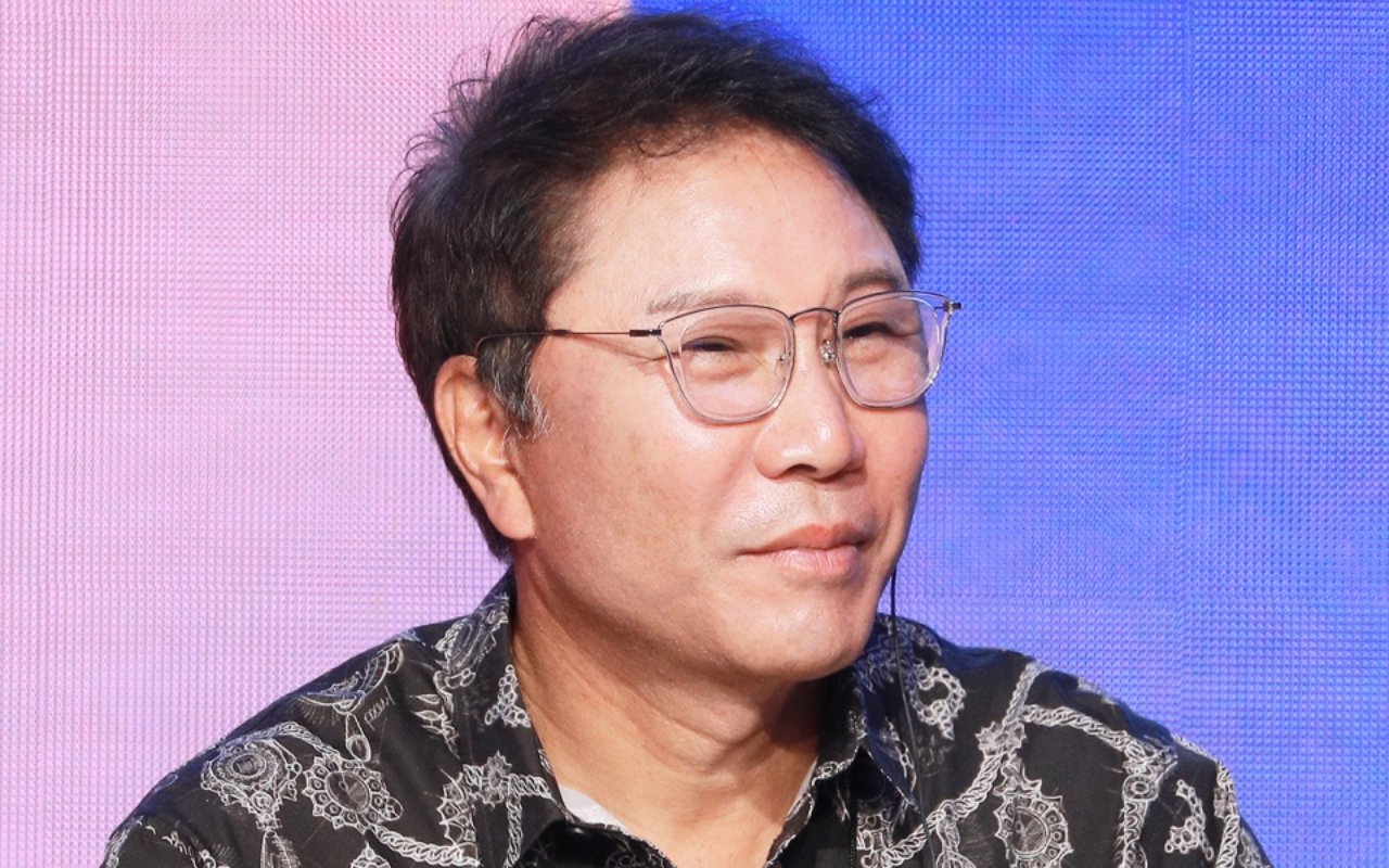 Fans SM Tak Rela Lee Soo Man Jual Sahamnya, Netizen Sinis Abis