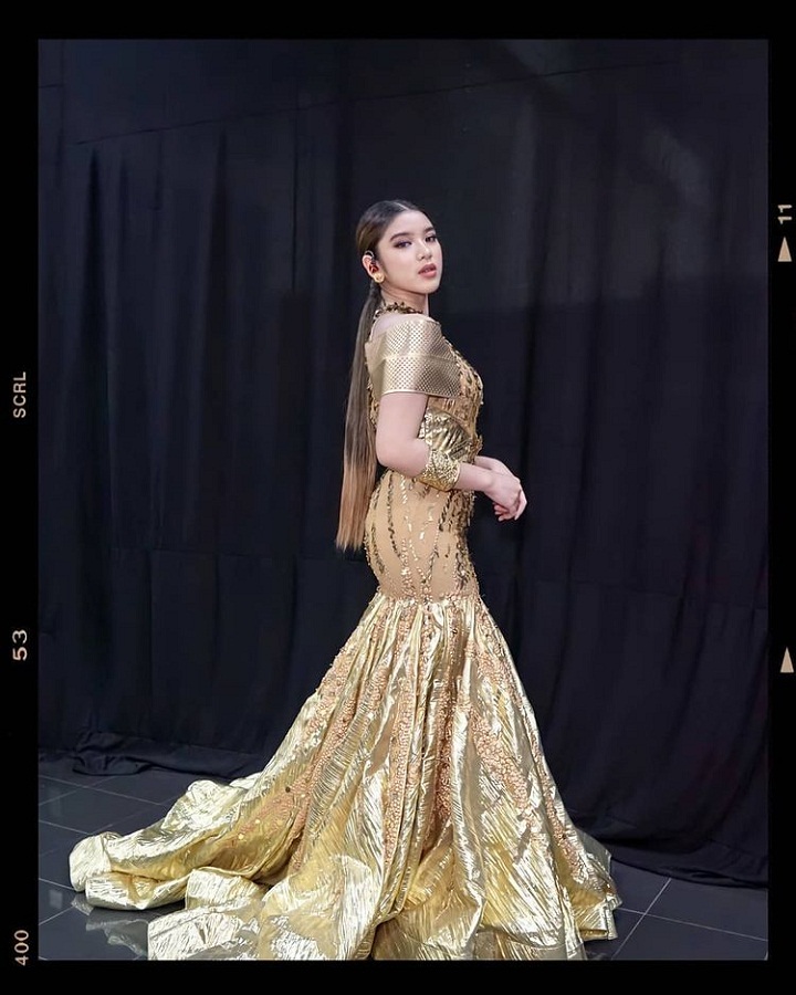 Anggun dalam gaun glamor