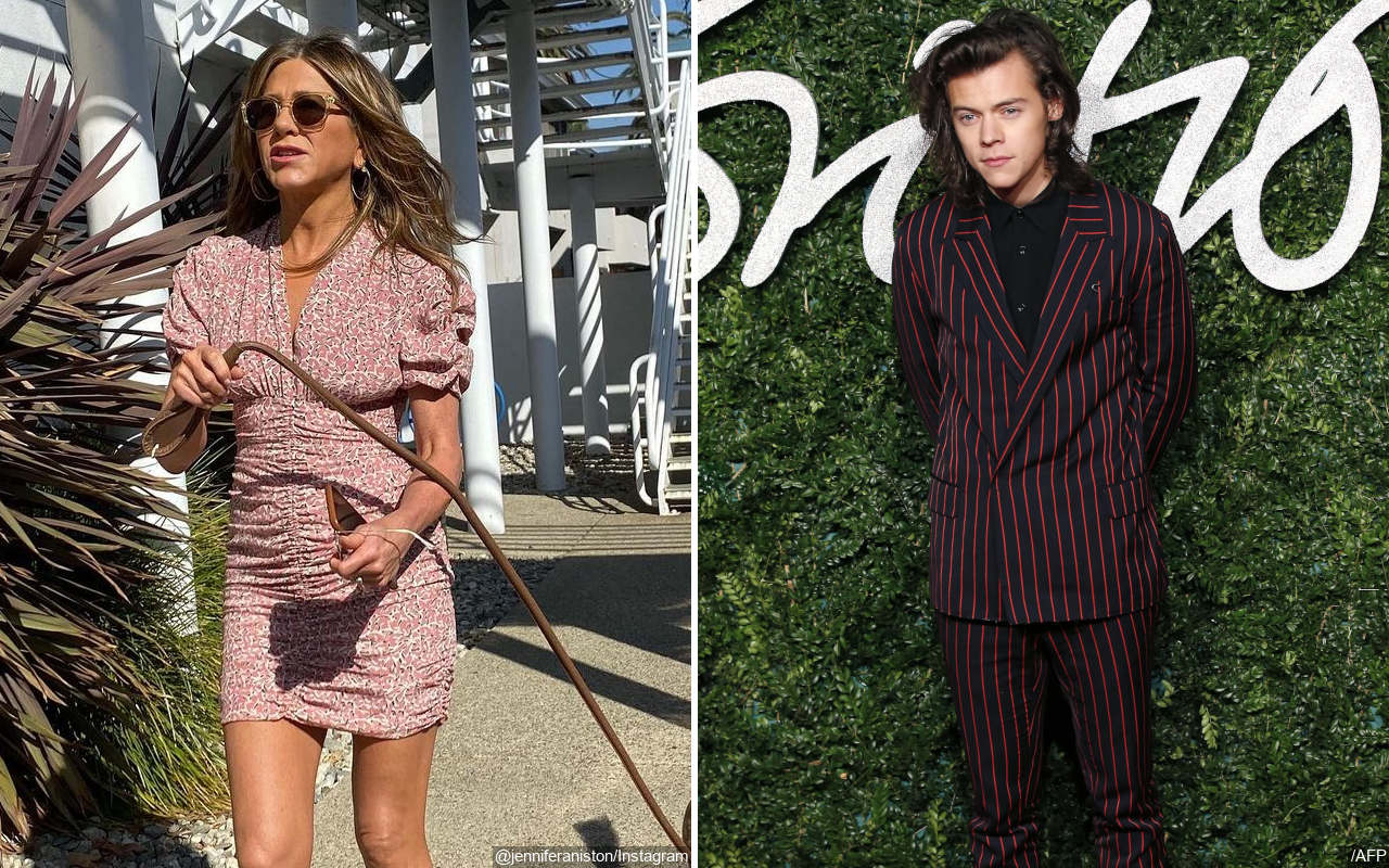 Tak Sengaja, Jennifer Aniston dan Harry Styles Dua Kali Kepergok Pakai Baju Yang Sama