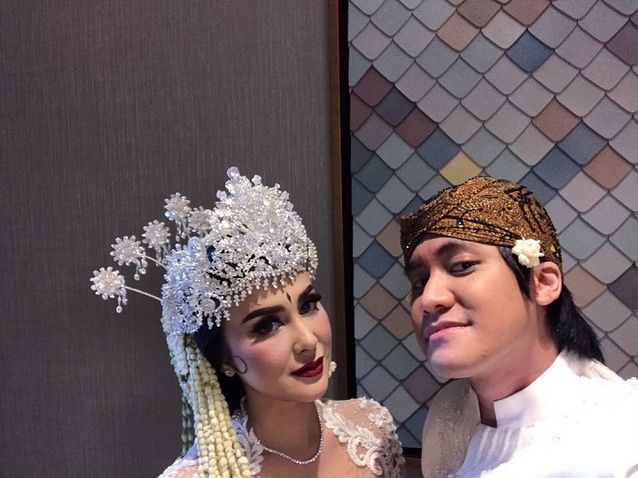 Potret <i>Selfie</i> Bersama Istri Di Hari Pernikahan