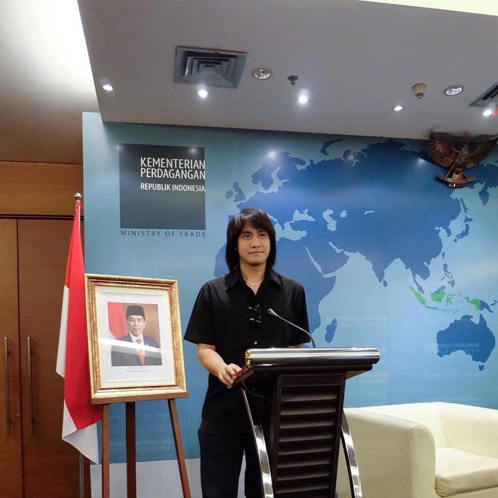 Tampil Gondrong Dengan <i>Outfit</i> Serba Hitam