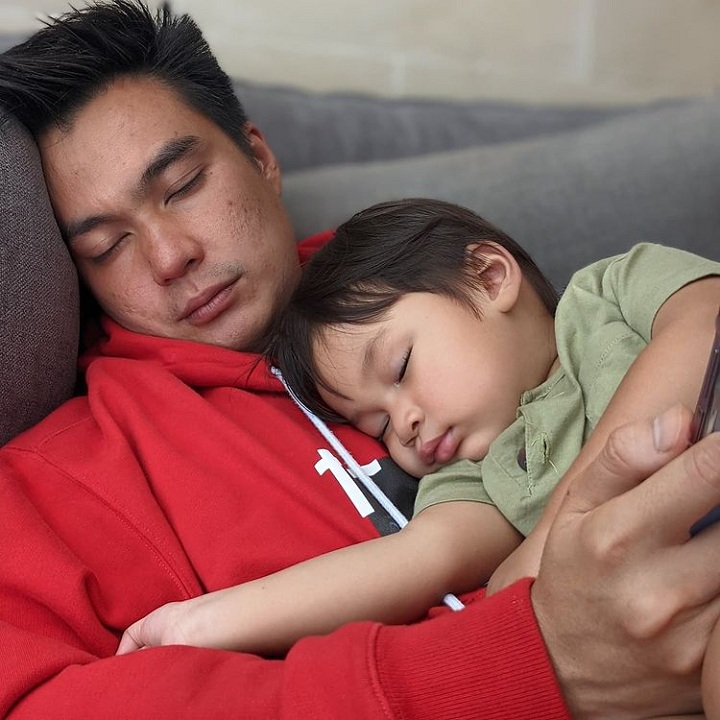 <i>Like father like son</i>, Kiano dan Baim mirip banget pas merem