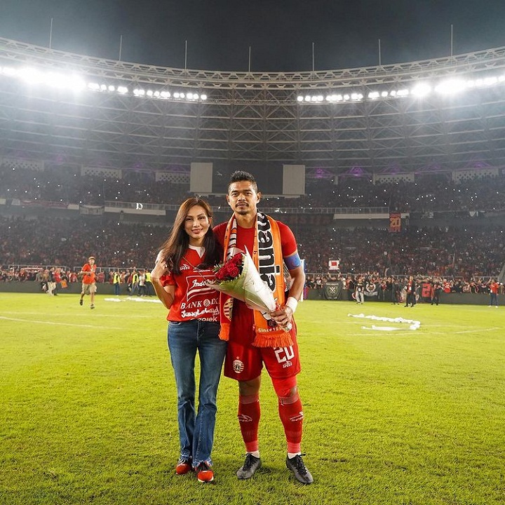 bepe dan dewi Pamer kemesraaan di lapangan bola