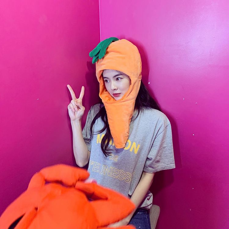 Potret imut dalam balutan topi wortel