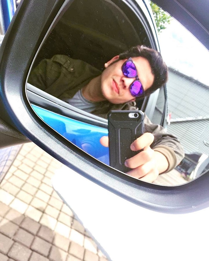 Potret <i>Mirror Selfie</i> Rendi