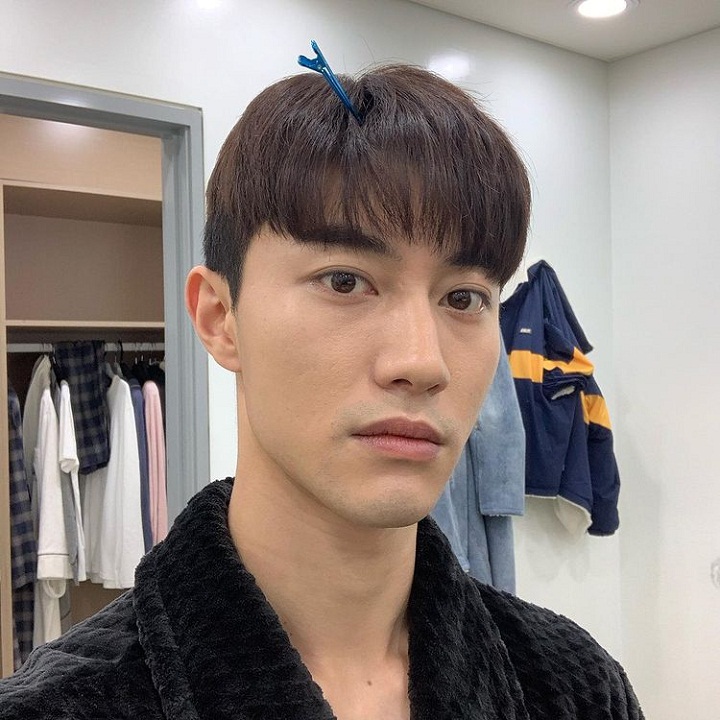 Tampil serius namun   unyu