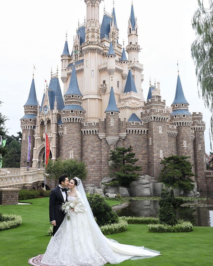 Potret bahagia saat menikah di Disneyland Jepang