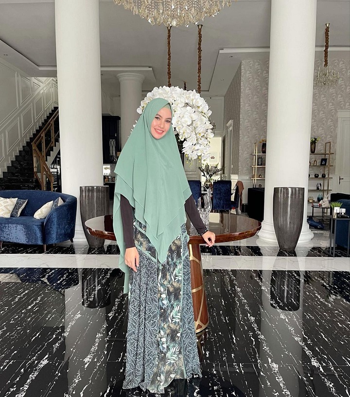 Syar’i Dengan <i>Outfit</i> Dominan Hijau Kalem