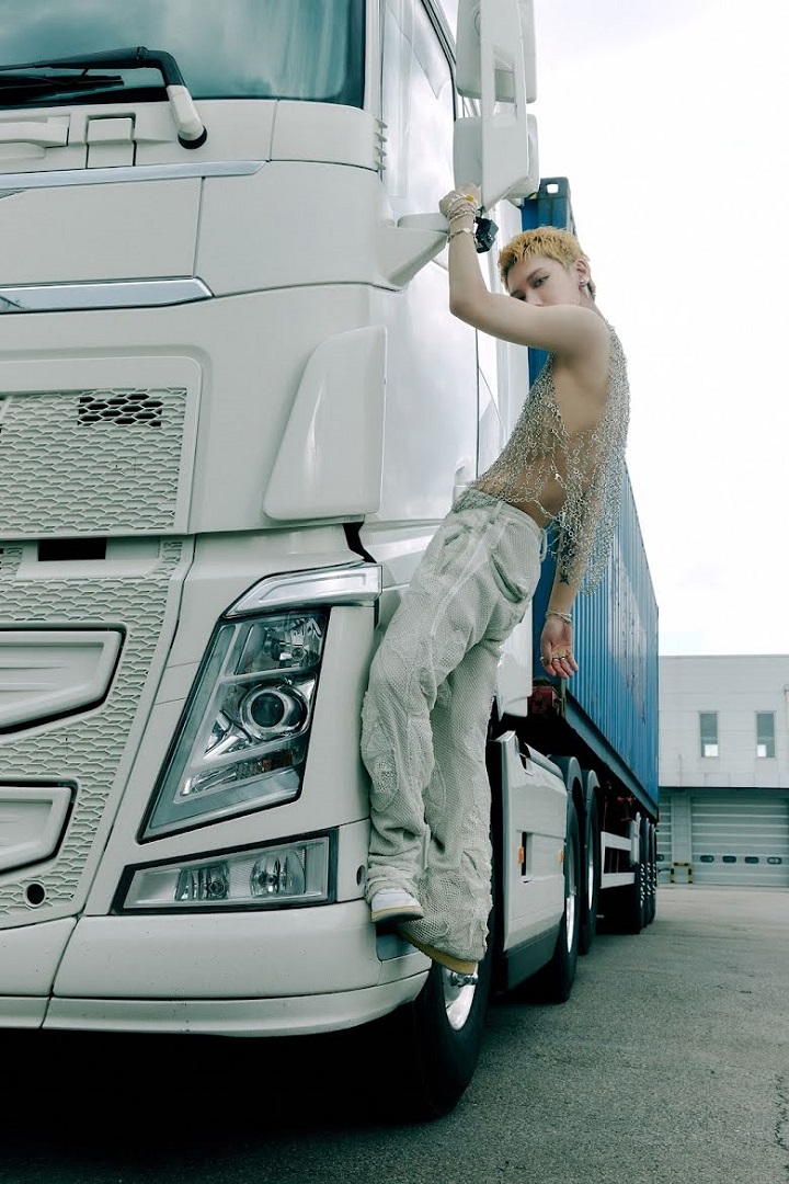 Alasan Ten NCT \'Telanjang Dada\' dan Cuma Pakai Rantai Jala Transparan di MV \'Paint Me Naked\'