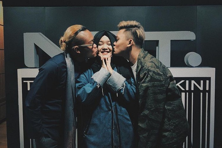 Potret hangat cium pipi