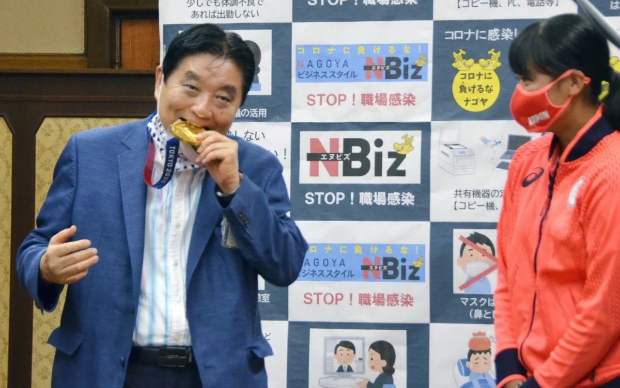 Medali Emas Atlet Jepang Ini Langsung Diganti Usai Digigit Wali Kota Tanpa Izin