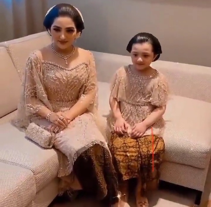 Mirip banget pas pakai kebaya dan sanggul