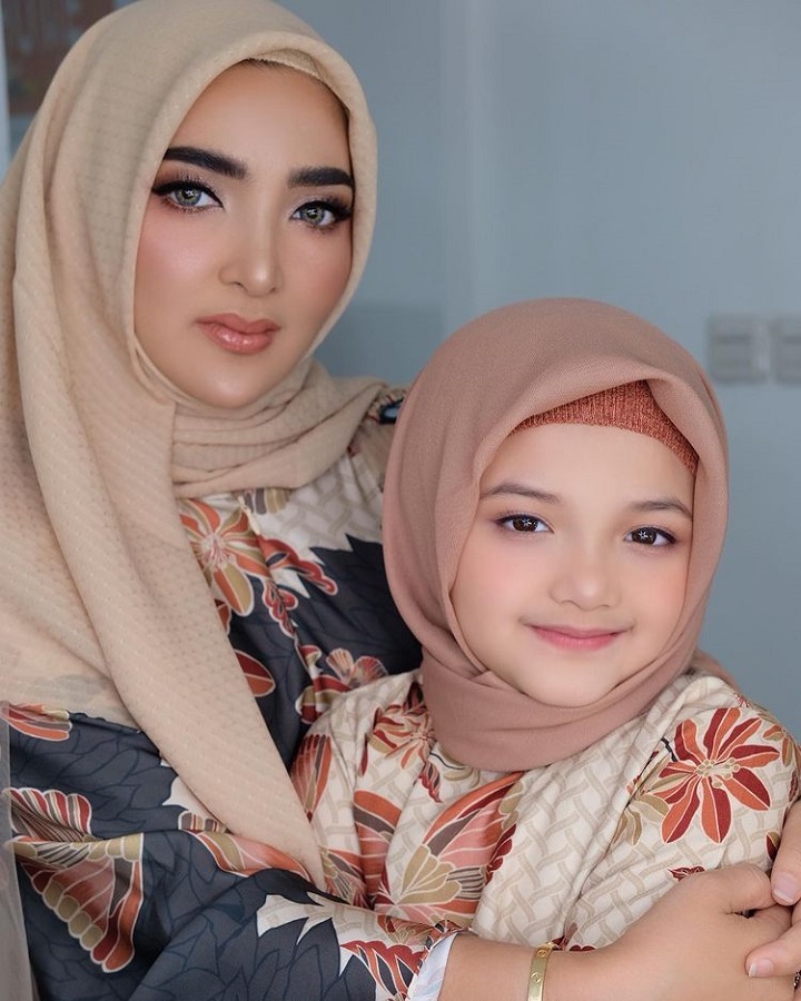 Pakai hijab bareng tak kalah <i>uwu</i>