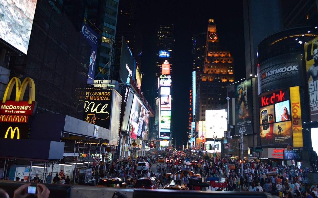 Bukan Main! 16 Brand Lokal 'Debut' di Times Square New York, Jadi Kado HUT ke-76 RI