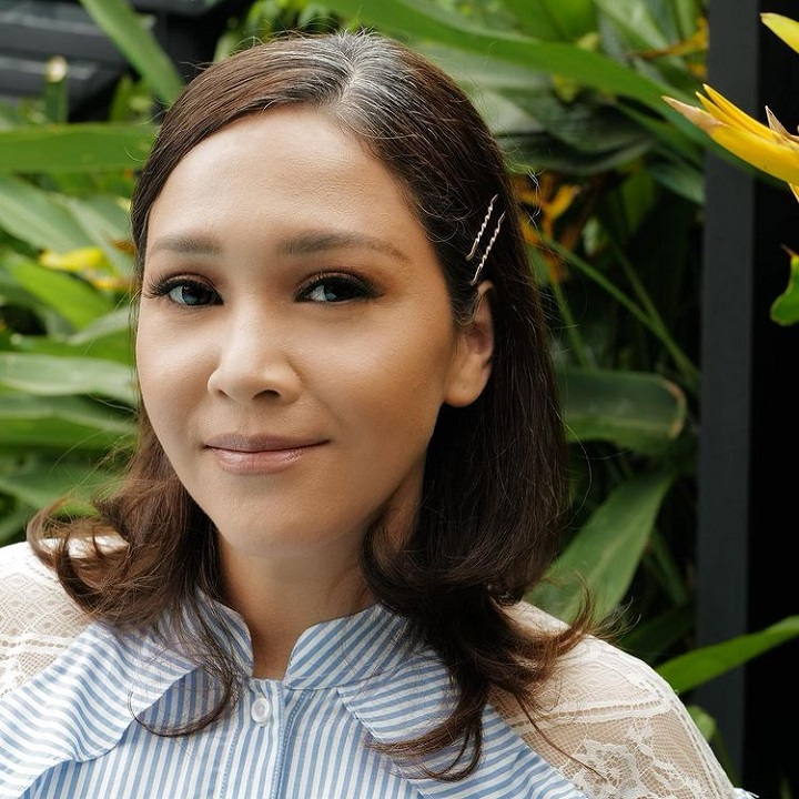Dengan Rambut uban menggemaskan, pesona Maia tak surut