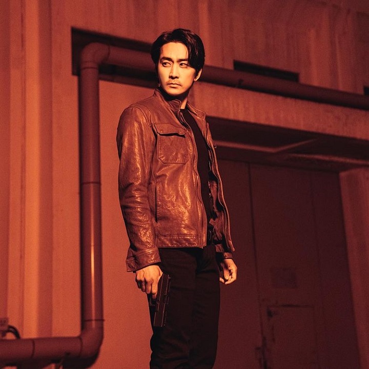 Gaya busana serba gelap saat jadi detektif di drama