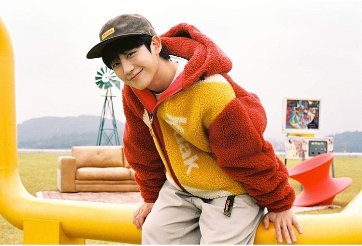 Senyum Jung Hae In ceria dan imut 