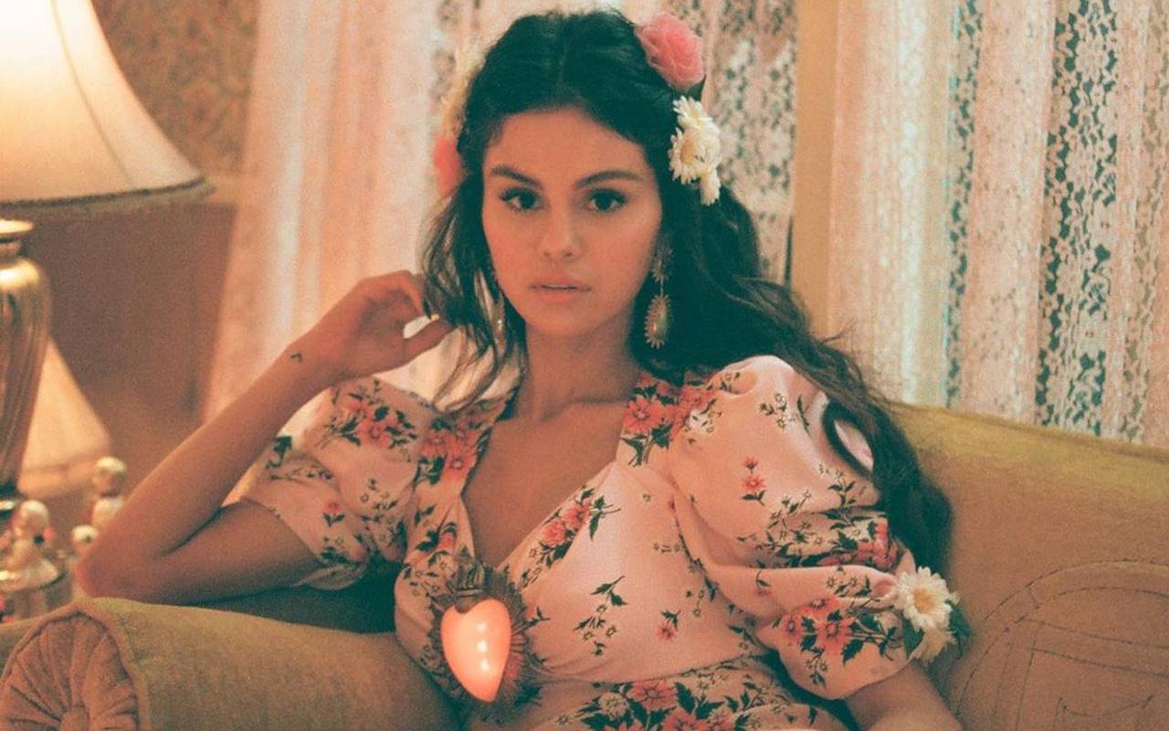 Selena Gomez Diminta Minum Obat Kumur Sampai 10 Kali Usai Syuting Adegan Ciuman Di Tengah Pandemi