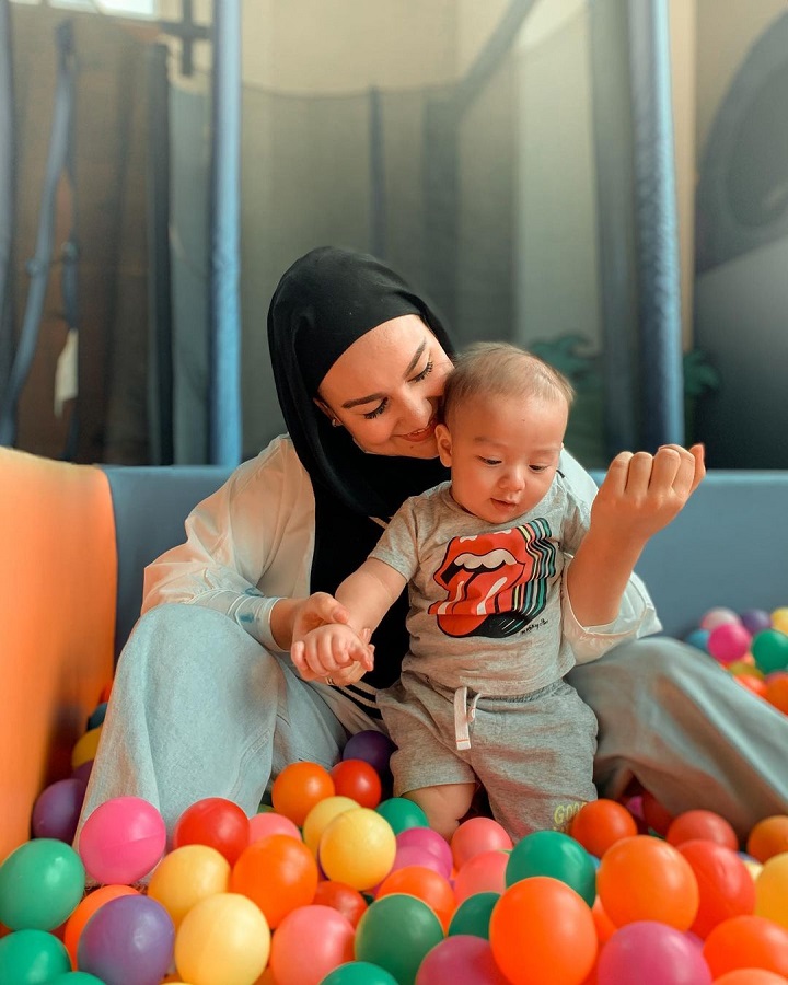 Mandi Bola Berdua