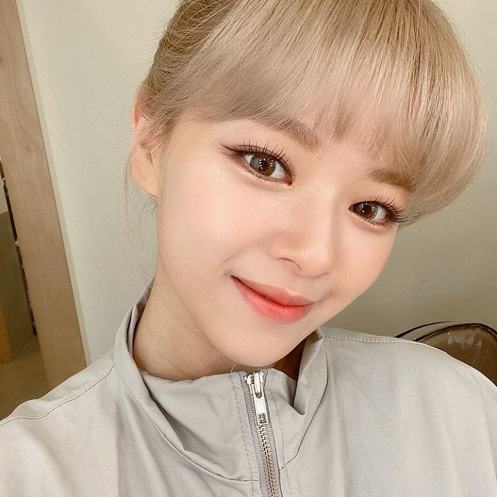 Jeongyeon kerap menampilkan senyum tipis