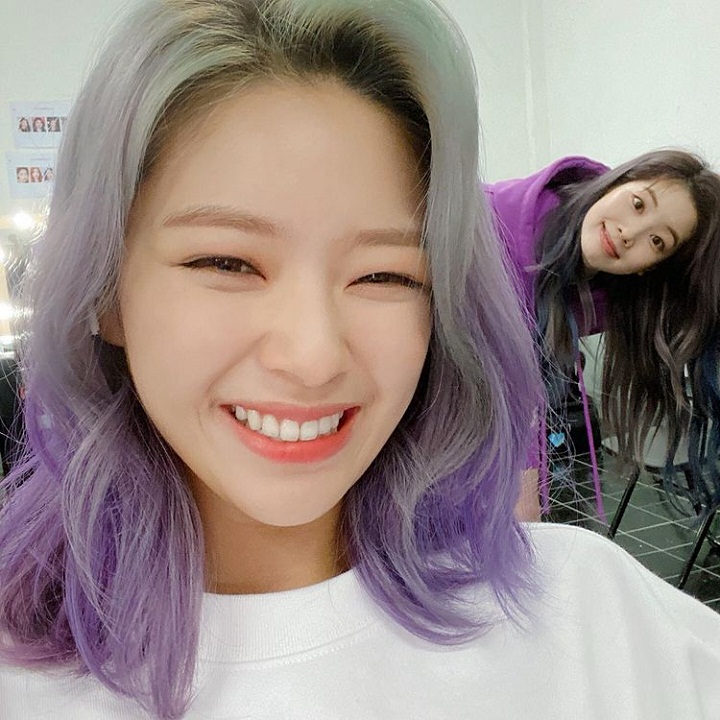 Momen Jeongyeon tertawa lebar