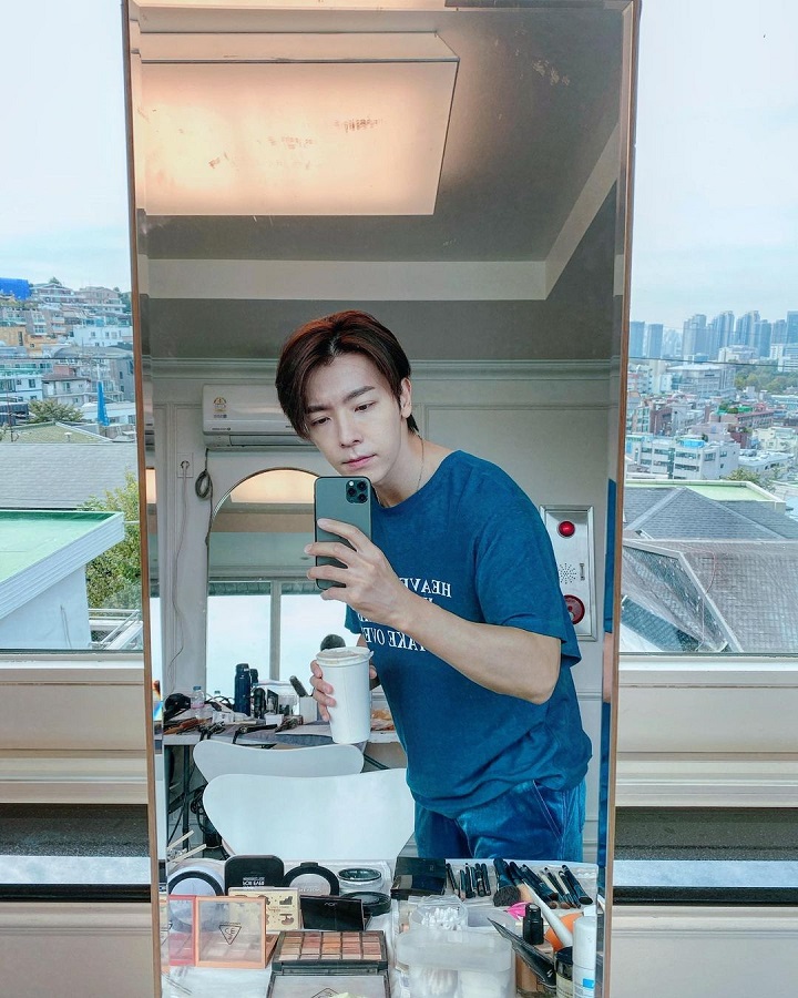 Potret <i>Mirror Selfie</i>