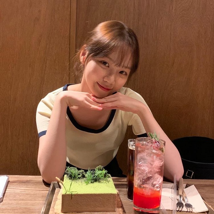Senyum kim chaewon bikin jatuh hati
