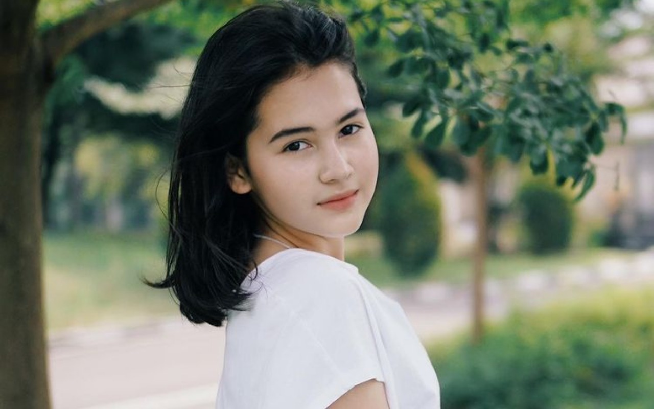 Masuk Nominasi Wanita Tercantik, 7 Momen Sandrinna Michelle Pukau Netizen Dengan Pesonanya