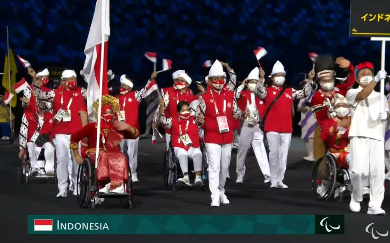 Paralimpiade Tokyo 2020 Dibuka Hari Ini, Kontingen Indonesia Kompak Kibarkan Merah Putih Di Stadion