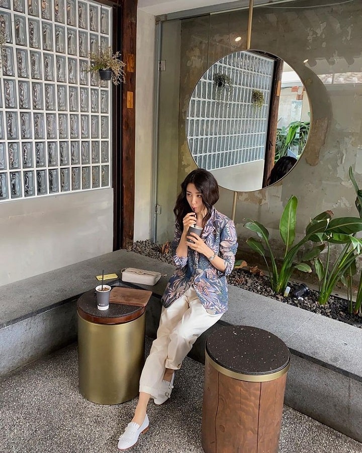 Pose Ngopi cantik