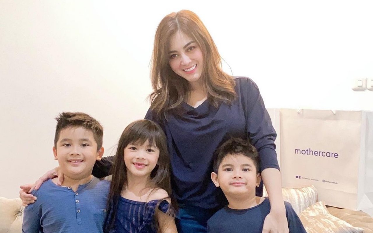 Ideal Mom Banget, Istri Cantik Jonathan Frizzy Goda Anak Merem Melek Hingga Tertawa