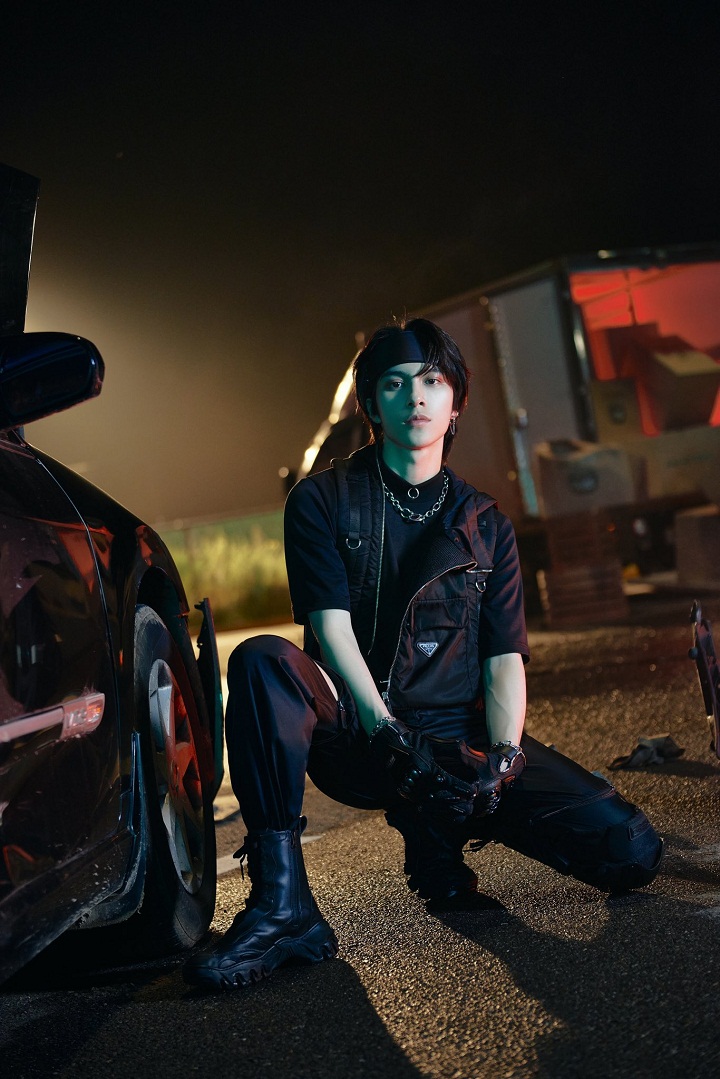 Potret kece Hendery dengan <I>vibe</I> ala <I>bad boys</I>