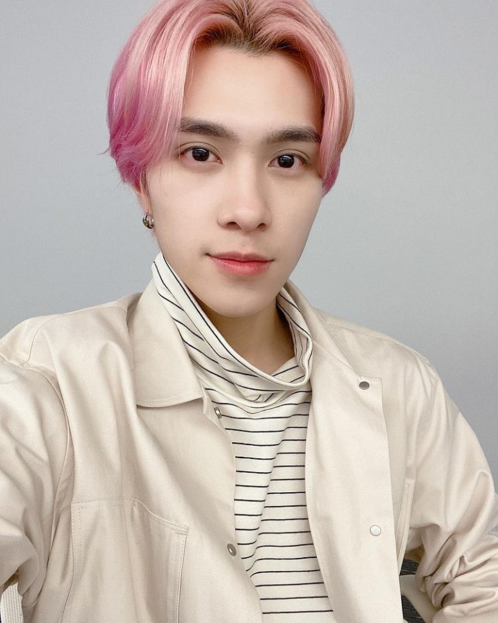 Hendery dengan gaya poni belah tengah 