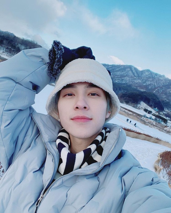 Hendery dalam balutan busana musim dingin