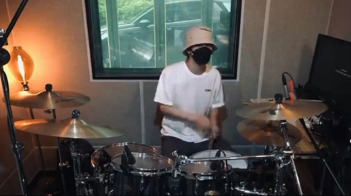 <i>Charming</i>nya kebangetan saat main drum