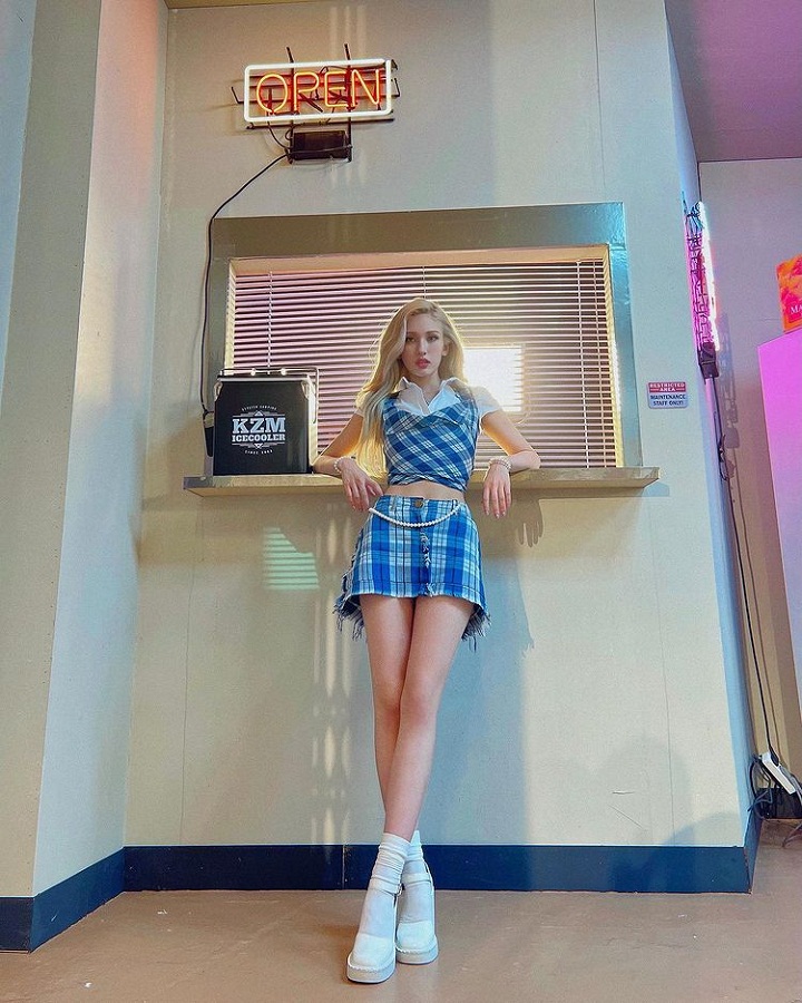 <i>Outfit</i> Jeon somi di <i>single</i> terbaru 