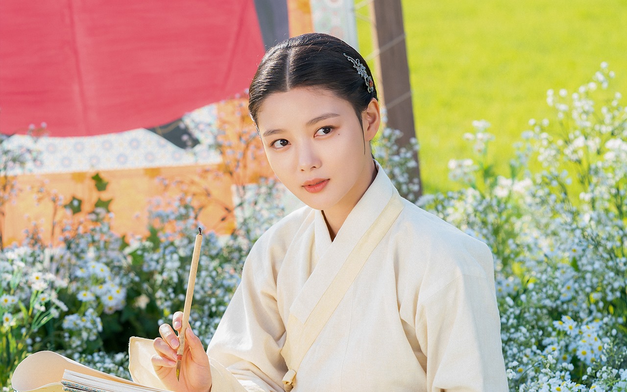Kini Bintangi 'Red Sky', Kim Yoo Jung Ungkap Rahasia Bisa Jadi 'Ahli' Drama Sageuk