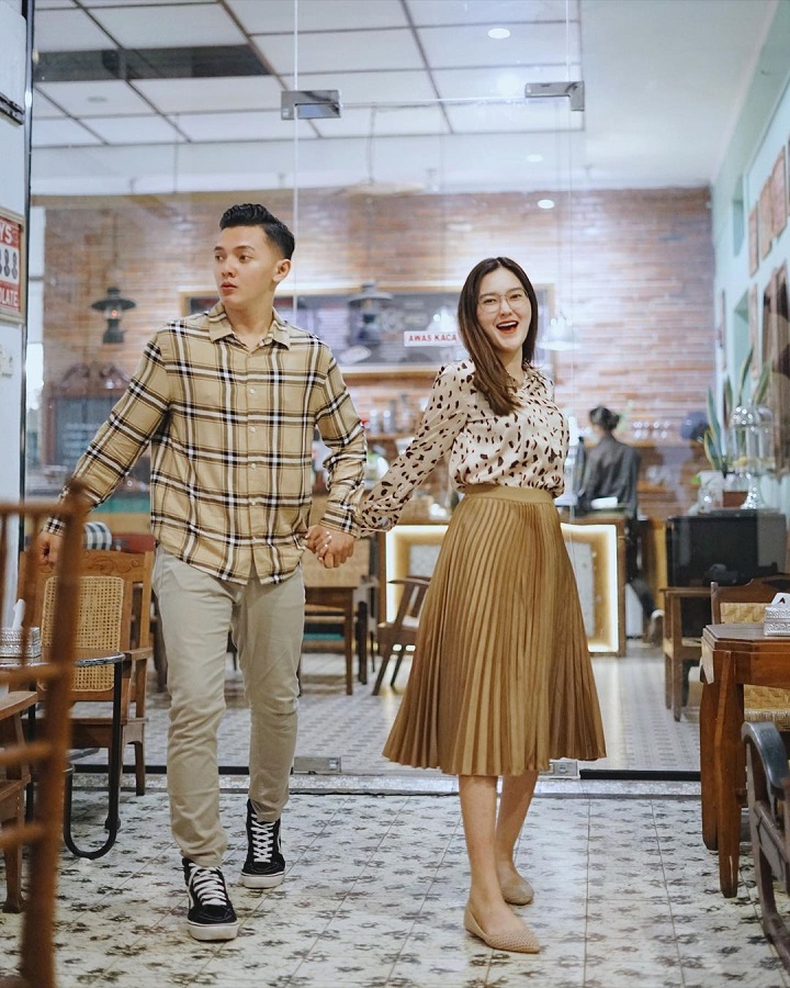 Kenakan OOTD <i>Match</i> Ala <i>Couple Goals</i>