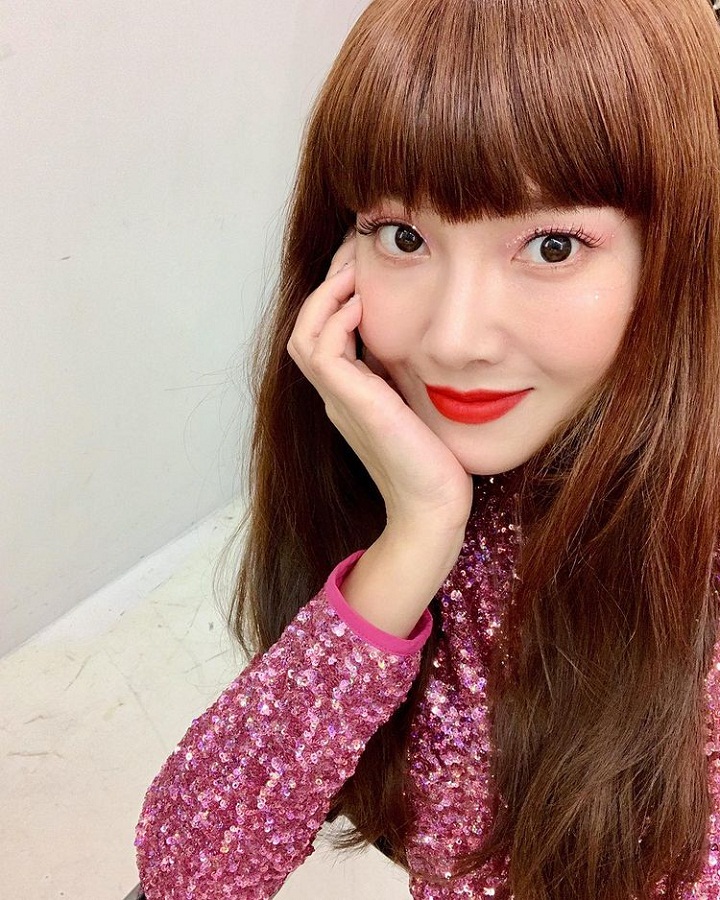 Menawan dengan <i>semi bold make up</i>