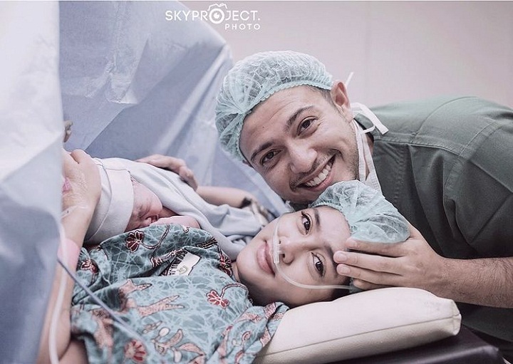 Momen haru saat lahiran <i>baby</i> kazeem