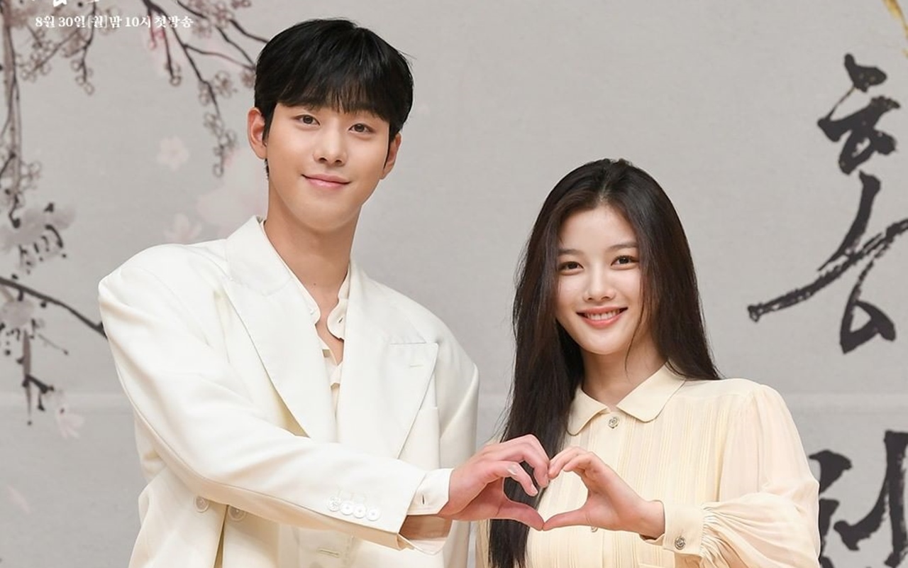 Jadi Pasangan Kim Yoo Jung, Ahn Hyo Seop Ungkap Kesulitan Hidupkan Karakter di 'Red Sky'