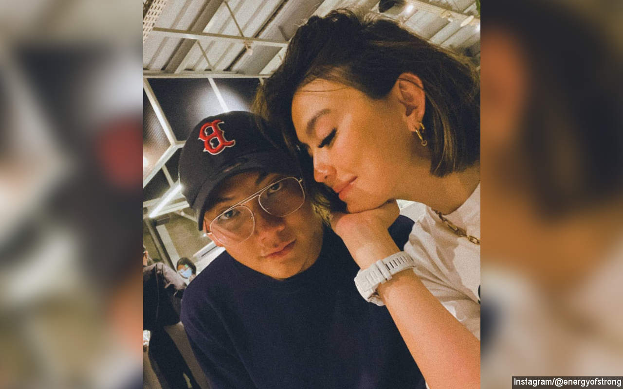 Mojok Bareng Adam Rosyadi, Agnes Monica Kepergok Lakukan Ini di Studio Tato