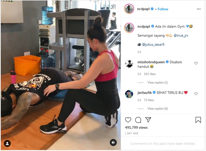 Jadi Trainer, Momen Nora Alexandra \'Cambuk\' Jerinx SID Saat Ngegym Tuai Sindiran