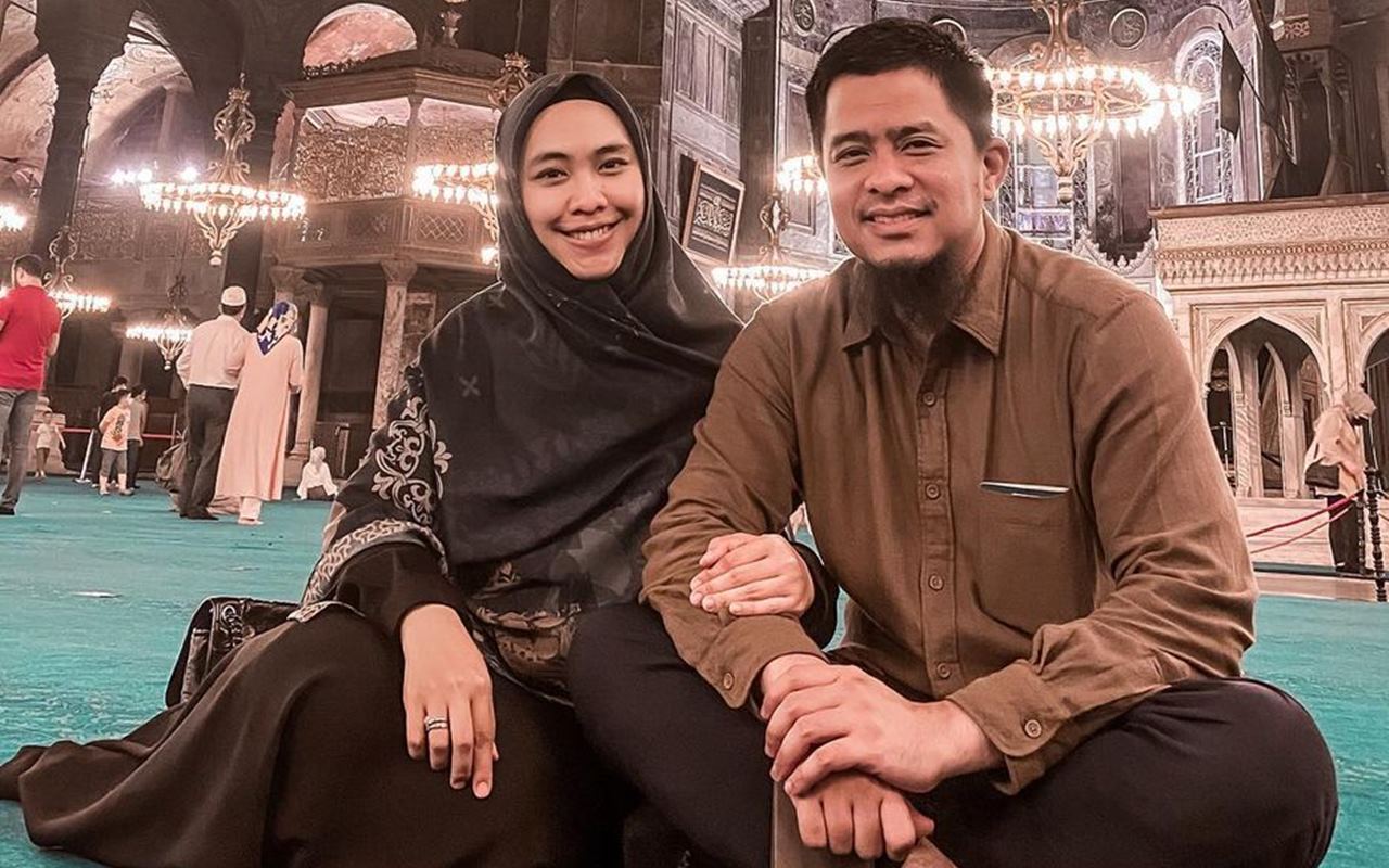 Oki Setiana Dewi Dikabarkan Kritis Hingga Dilarikan ke RS, Sang Suami Beri Penjelasan