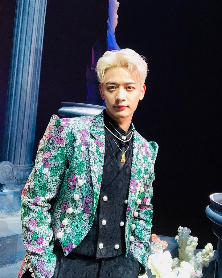 Kece dengan rambut pirang