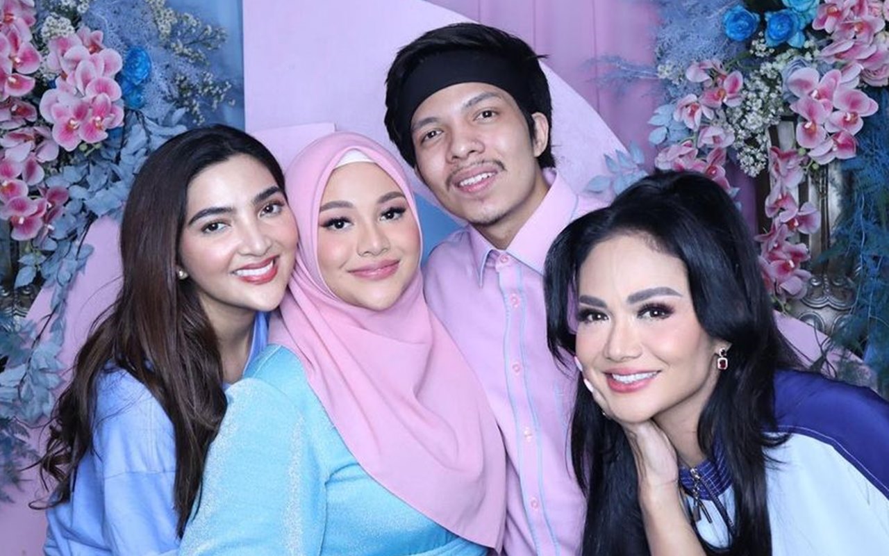 Aurel Hermansyah Kepergok Lakukan Ini Agar KD Tak Berdiri Paling Pojok saat Acara Gender Reveal