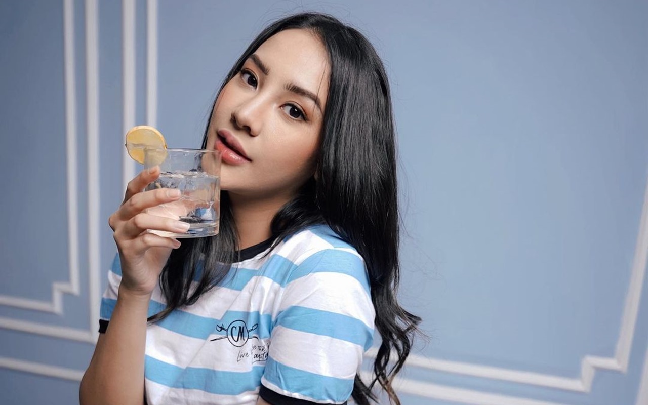 Anya Geraldine Pamer Liburan, Penampakan Kaki Cowok dan Sosok Misterius Ditutup Stiker Bikin Kepo