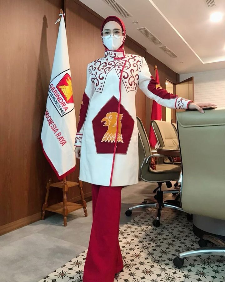 Cantik dalam balutan baju fraksi