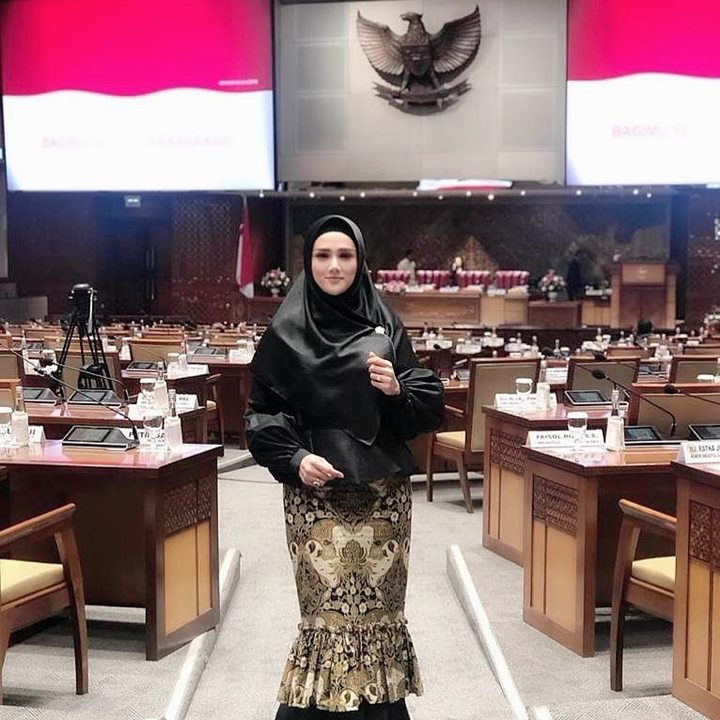 Anggun dalam balutan batik